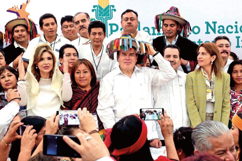 Juan Díaz de la Torre, líder del SNTE (centro), inauguró en Sonora la Segunda Sesión del Parlamento del Magisterio Indígena (SNTE)