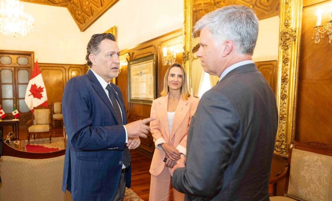 Mauricio Kuri y Cameron MacKay, embajador de Canadá en México. Foto: Especial