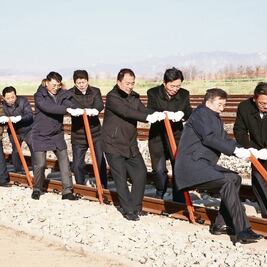 Coreas buscan reconectar sus trenes 