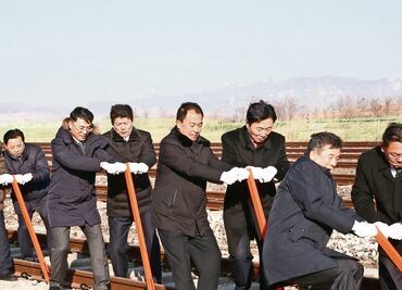 Coreas buscan reconectar sus trenes