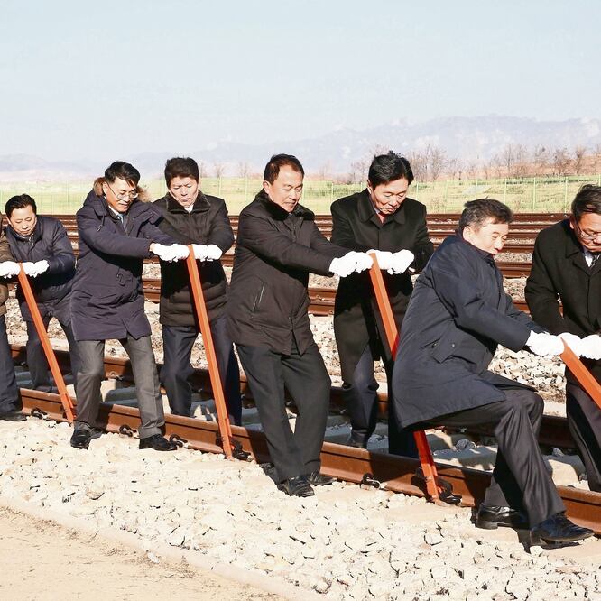 Coreas buscan reconectar sus trenes 