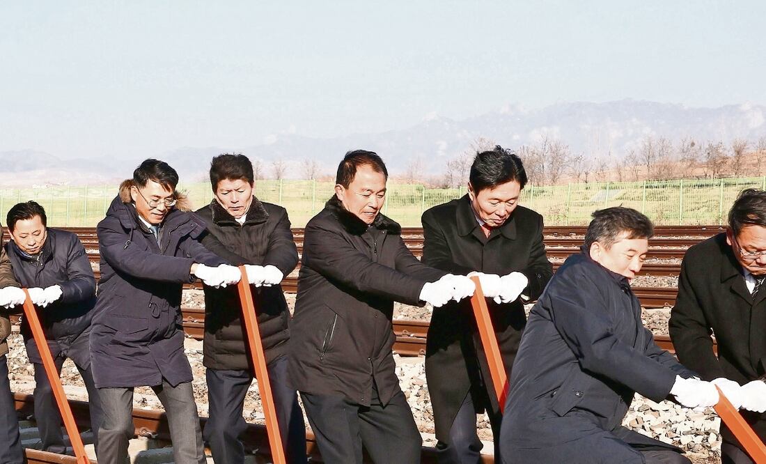 Coreas buscan reconectar sus trenes