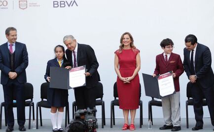 AMLO entrega reconocimientos a participantes de la Olimpiada del Conocimiento Infantil