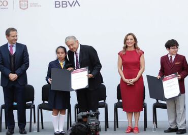 AMLO entrega reconocimientos a participantes de la Olimpiada del Conocimiento Infantil
