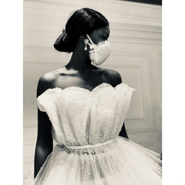 Cubrebocas para novias, la nueva tendencia en bodas