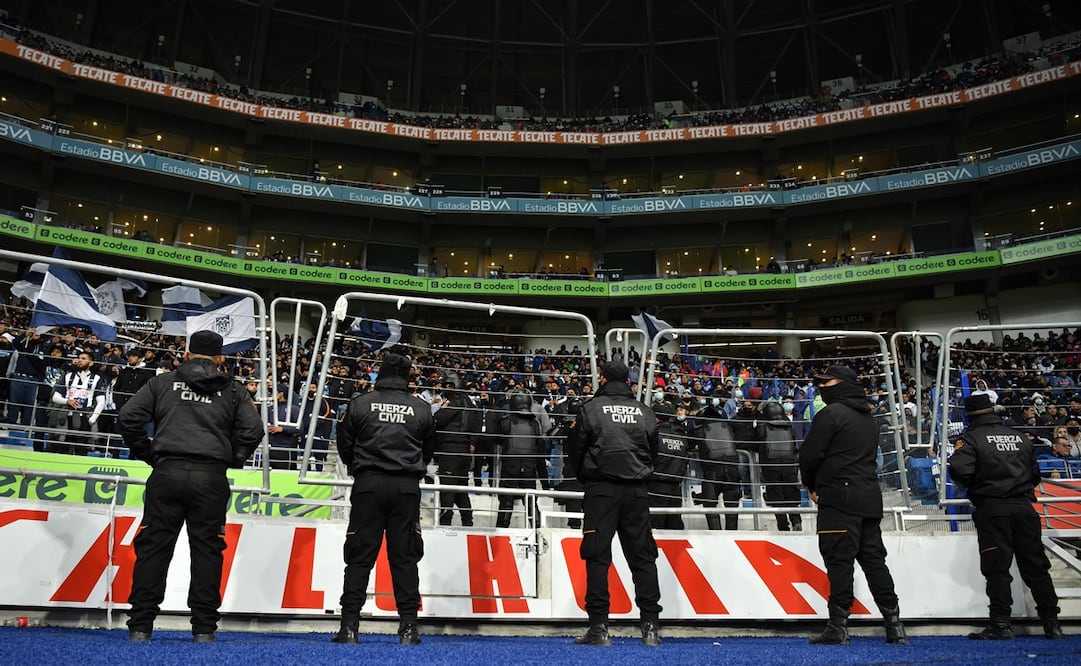 La porra de los Rayados es vigilada por agentes de seguridad - FOTO: IMAGO7