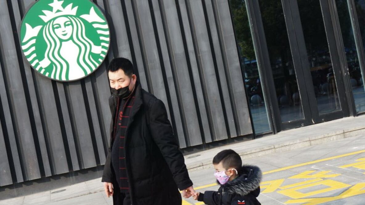 La cadena de cafeterías Starbucks cerró temporalmente sus tiendas en China. Foto: Getty Images