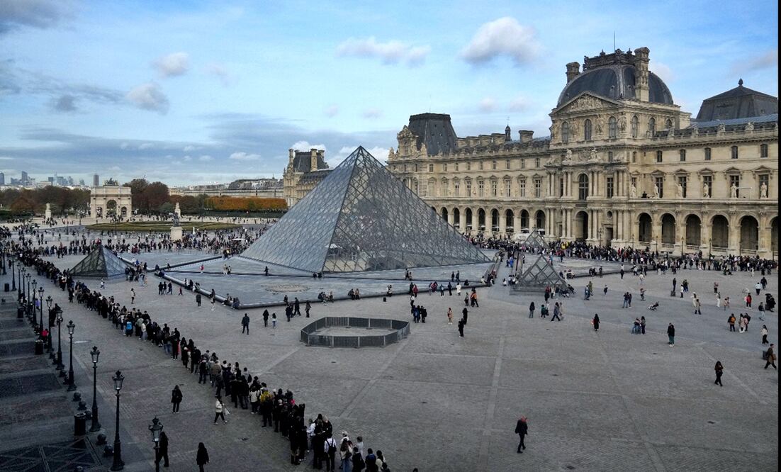 Detienen a sospechosos por el robo de joyas de la corona del museo del Louvre de París. Foto: AP