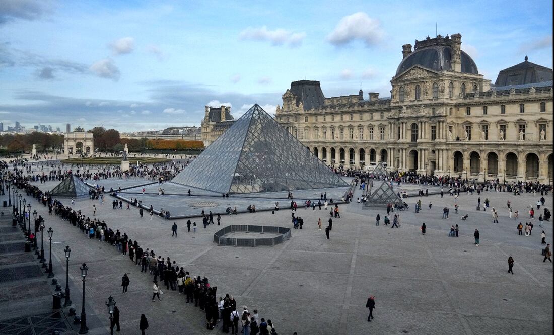 Detienen a sospechosos por el robo de joyas de la corona del museo del Louvre de París. Foto: AP