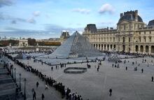 Caen sospechosos del robo de joyas del Louvre; uno intentaba huir del país