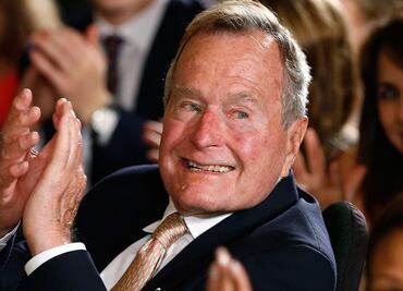 Servicio postal de EU emite estampilla en honor a George H.W. Bush