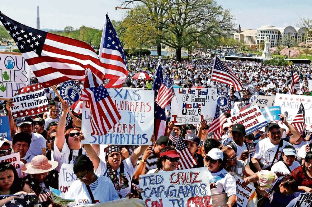 Según un sondeo, 73% de los latinos votaría por Hillary Clinton, quien apoya una reforma migratoria. En la imagen, una protesta contra las deportaciones (ARCHIVO. REUTERS)