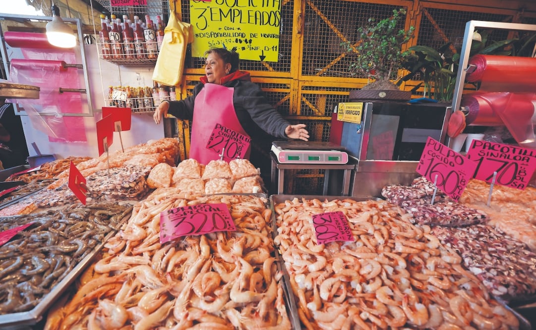 Comerciantes del mercado de la vieja Viga se preparan para la temporada alta de Semana Santa. Foto: Alberto González