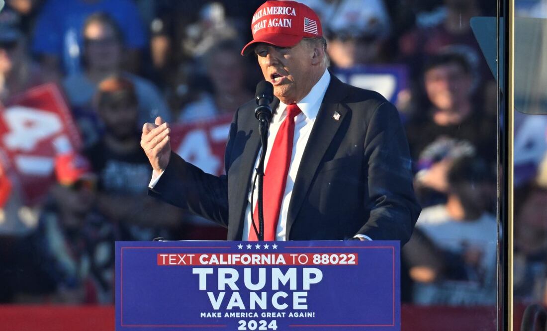 El candidato presidencial republicano y expresidente, Donald Trump, habla en un mitin de campaña en Calhoun Ranch, el sábado 12 de octubre de 2024, en Coachella, California. Foto: AP