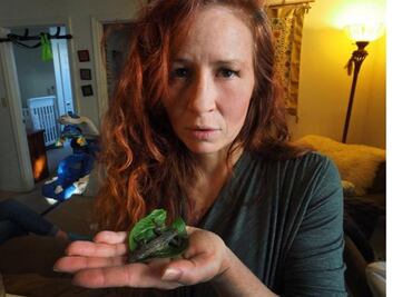 Video. Mujer casi se come lagartija que halló en empaque de lechuga