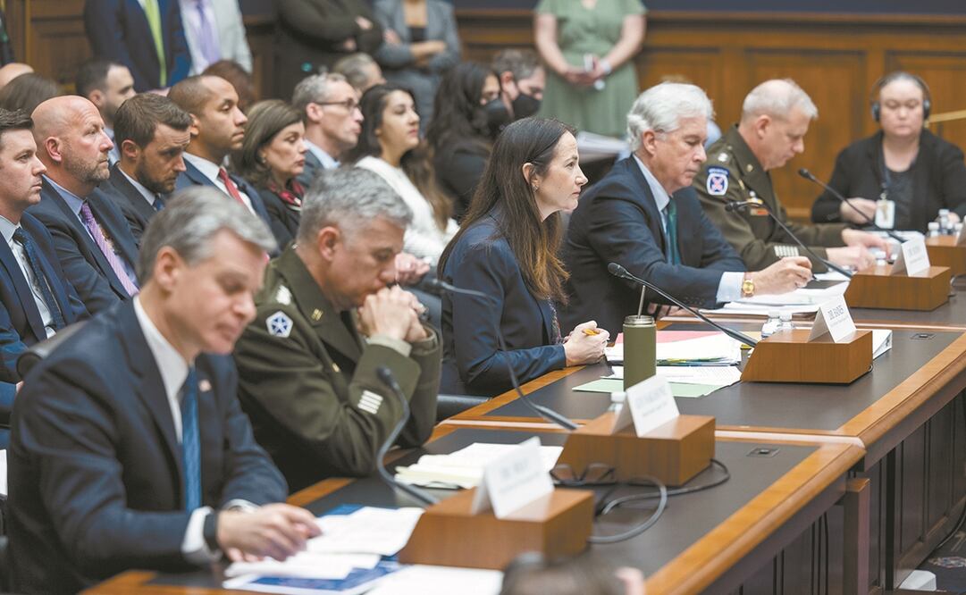 La directora Nacional de Inteligencia de Estados Unidos, Avril Haines, junto a otros funcionarios de agencias de seguridad, durante la exposición del reporte sobre amenazas mundiales en 2022. Foto: Jim Lo Scalzo. EFE