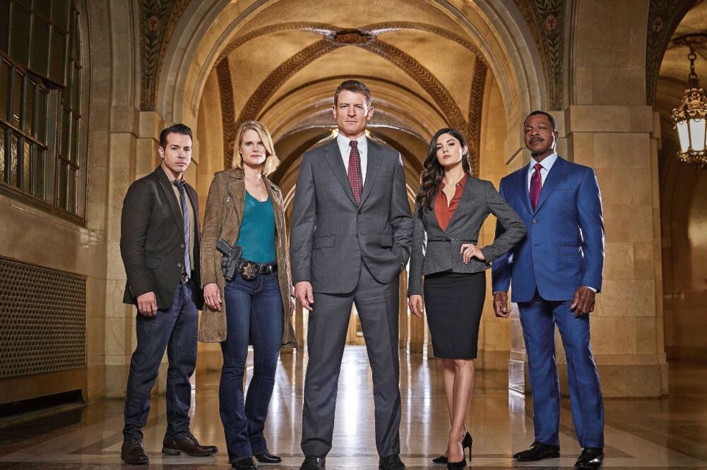 Los protagonistas de "Chicago Justice": Jon Seda, Joelle Carter, Philip Winchester, Monica Barbaro y Carl Weathers (UNIVERSAL CHANNEL)