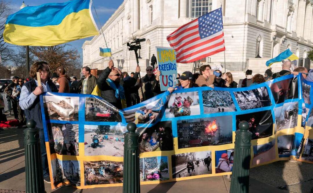 Manifestantes protestan cerca del Capitolio de Estados Unidos antes del discurso del presidente Donald Trump ante una sesión conjunta del Congreso en Washington. Foto: AP