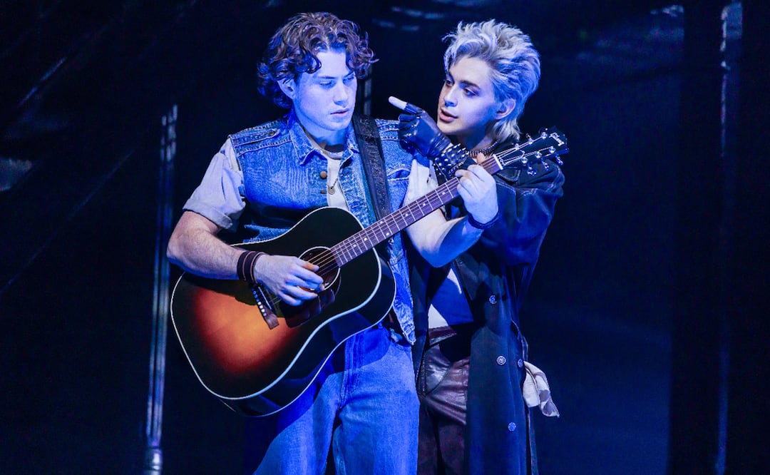 L.J. Benet, a la izquierda, y Ali Louis Bourzgui aparecen durante una representación de "The Lost Boys" en Nueva York el 26 de marzo de 2026. Fpto: Matthew Murphy vía AP.