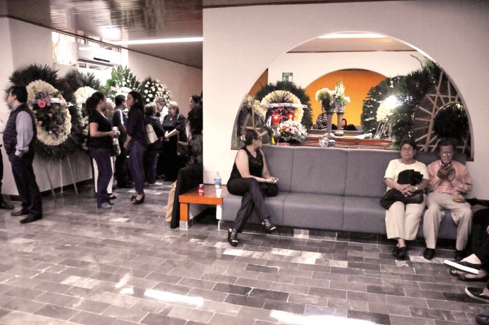 La tarde del sábado, el cuerpo de Mara Fernanda Castilla Miranda arribó a las sala 5 del velatorio Bosques del Recuerdo en Xalapa, Veracruz. Al recinto, que lucía con decenas de coronas, llegaron familiares y amigos de la estudiante (MIGUEL CARMONA. EL U)