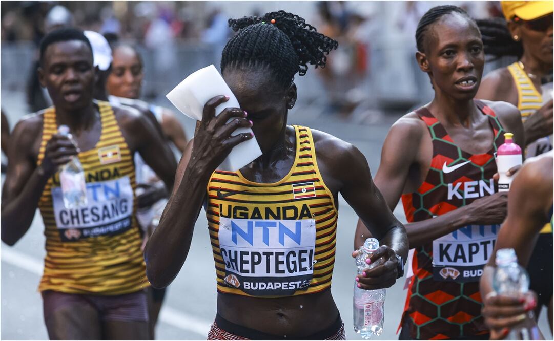 Rebecca Cheptegei durante la prueba de maratón de los Mundiales disputados en Budapest. FOTO: EFE