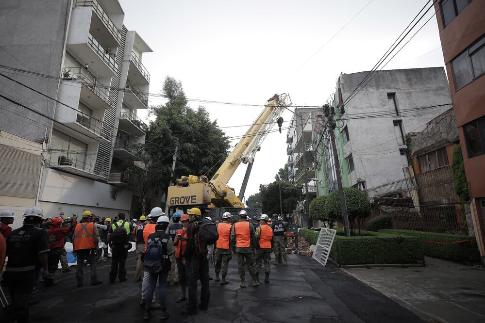 Aspectos de la busqueda de rescate de una mujer en un edificio en la colonia Narvarte en la calle Rébsamen. (Foto: Alejandra Leyva. EL UNIVERSAL)