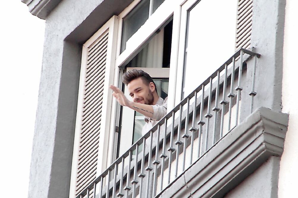 Por cerca de dos minutos Liam Payne saludó a sus fans a quienes les mandó besos desde el balcón del hotel en donde se hospedaron (IVAN STEPHENS Y JUAN CARLOS REYES. EL UNIVERSAL)