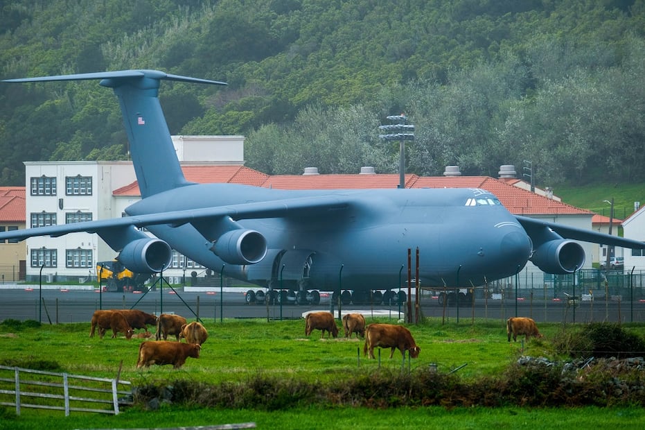 El avión de carga C-5M Super Galaxy de Lockheed Martin, el mayor avión de transporte de la Fuerza Aérea de Estados Unidos, está estacionado en la Base Aérea de Lajes, junto con 15 aviones cisterna de repostaje KC-46 Pegasus, en Praia da Vitoria, isla Terceira, Azores, Portugal. Foto: EFE