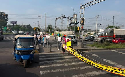 Vecinos bloquean vialidad en Iztapalapa por obras inconclusas de drenaje; obra provoca afectaciones durante temporada de lluvias, aseguran