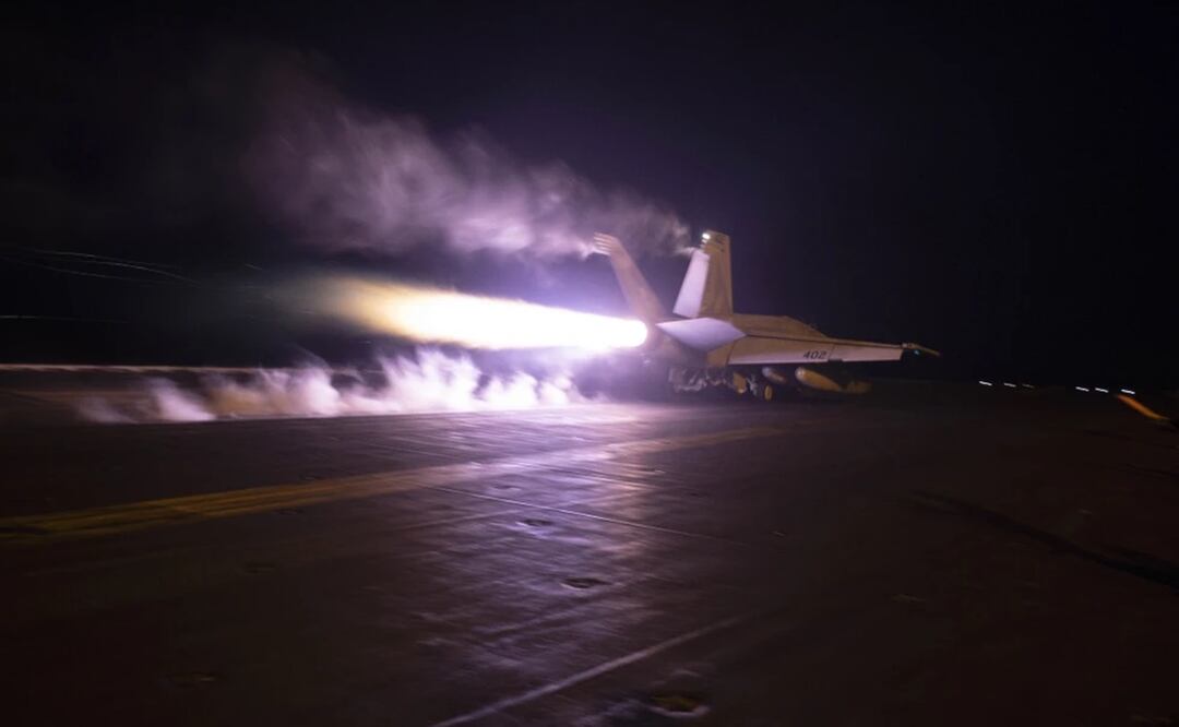 Esta imagen proporcionada por la Armada de Estados Unidos muestra un caza de combate partiendo del portaaviones USS Dwight D. Eisenhower (CVN 69) durante operaciones aéreas sobre el Mar Rojo. Foto: AP