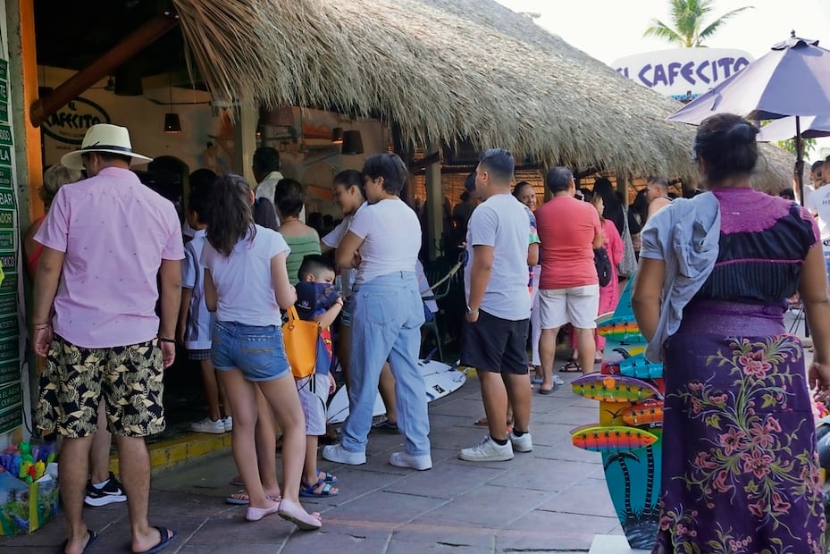 Los comercios y restaurantes invaden las playas, la esencia del lugar se está perdiendo y los habitantes lo lamentan. Foto: Mario Arturo Martínez / EL UNIVERSAL