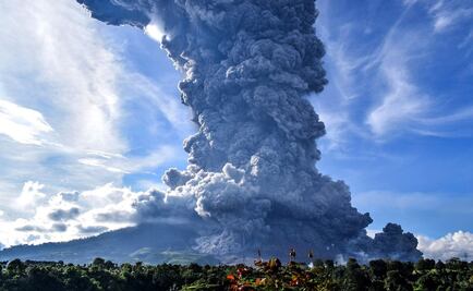 Captan mega explosión de volcán Sinabung en Indonesia