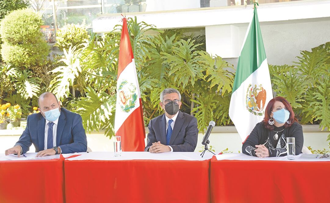 Julio Garro, embajador de Perú, y Marisol Schulz, directora del encuentro, en la ceremonia. Foto: CORTESÍA