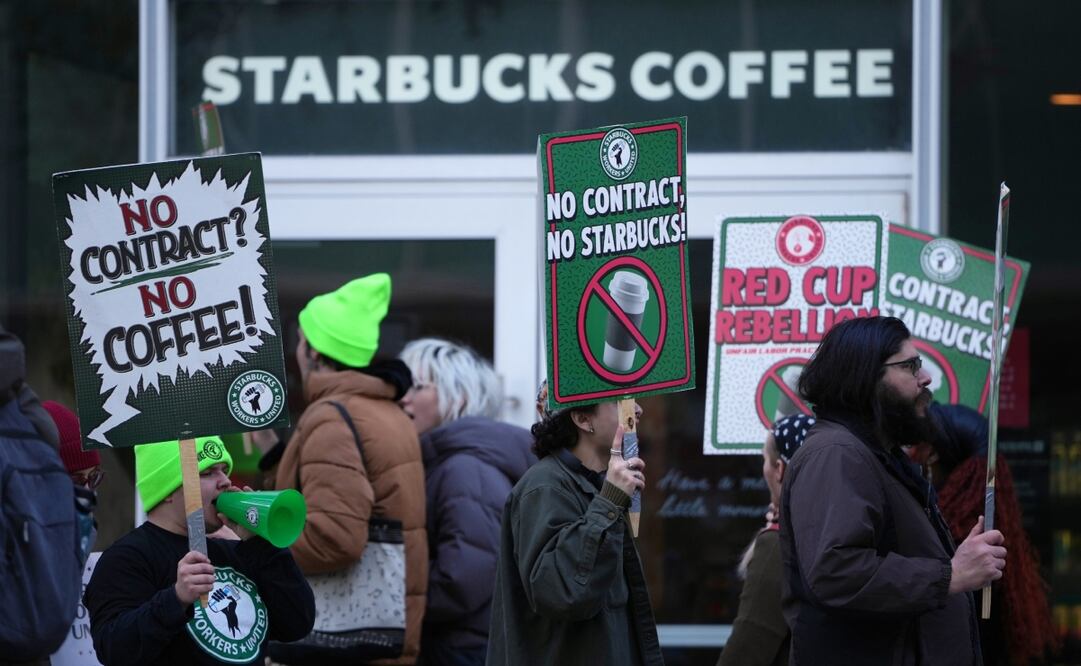 Manifestantes protestan frente a un Starbucks, el jueves 13 de noviembre de 2025, en Filadelfia. Foto: AP