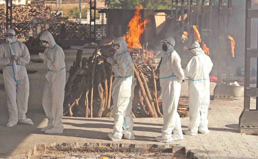 Los miembros de una familia realizan los últimos ritos para una persona que falleció del Covid-19, en un crematorio en Jammu. Foto: Channi Anand/ AP.