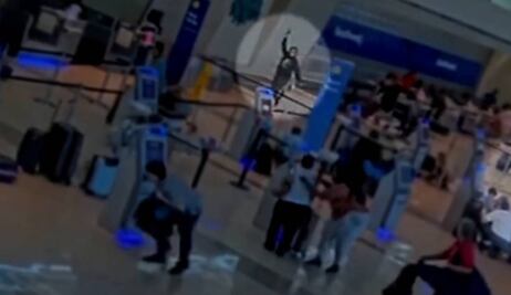 Difunden video del momento del tiroteo en aeropuerto de Dallas 