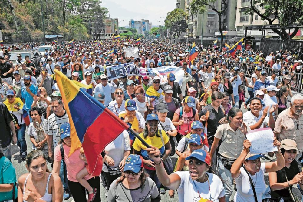 Seguidores del proclamado presidente interino, Juan Guaidó, se manifestaron ayer por el 1 de mayo y en contra del gobierno de Nicolás Maduro. Foto: FEDERICO PARRA. AFP