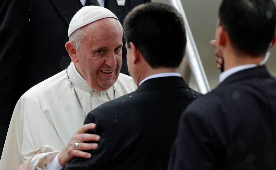 Fue recibido por el presidente Horacio Cartes y una multitud de personas que acamparon en las inmediaciones del aeropuerto internacional para saludarlo (Foto: AP)