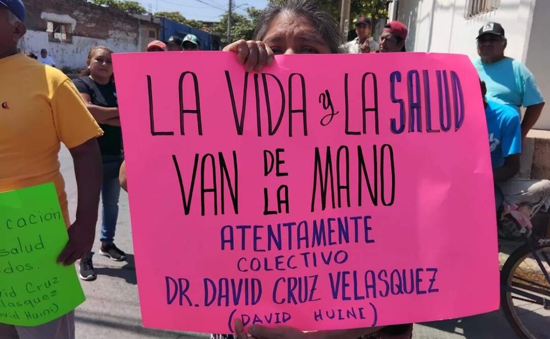Colectivo “Dr. David Cruz Velázquez" lidera marcha en Oaxaca para exigir mejora en hospitales del IMSS-Bienestar (10/04/2025). Foto: Especial
