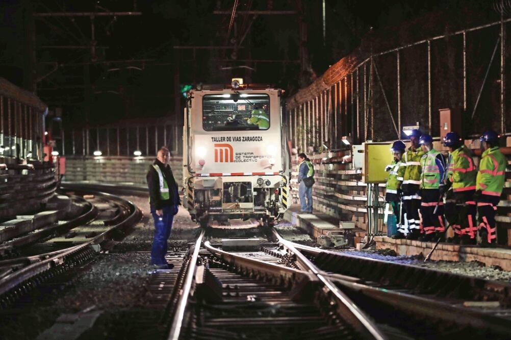 Los trabajadores descienden al subterráneo y pasan la máquina reperfiladora una y otra vez sobre las vías, para evitar que exista un desgaste ondulatorio (VALENTE ROSAS. EL UNIVERSAL)