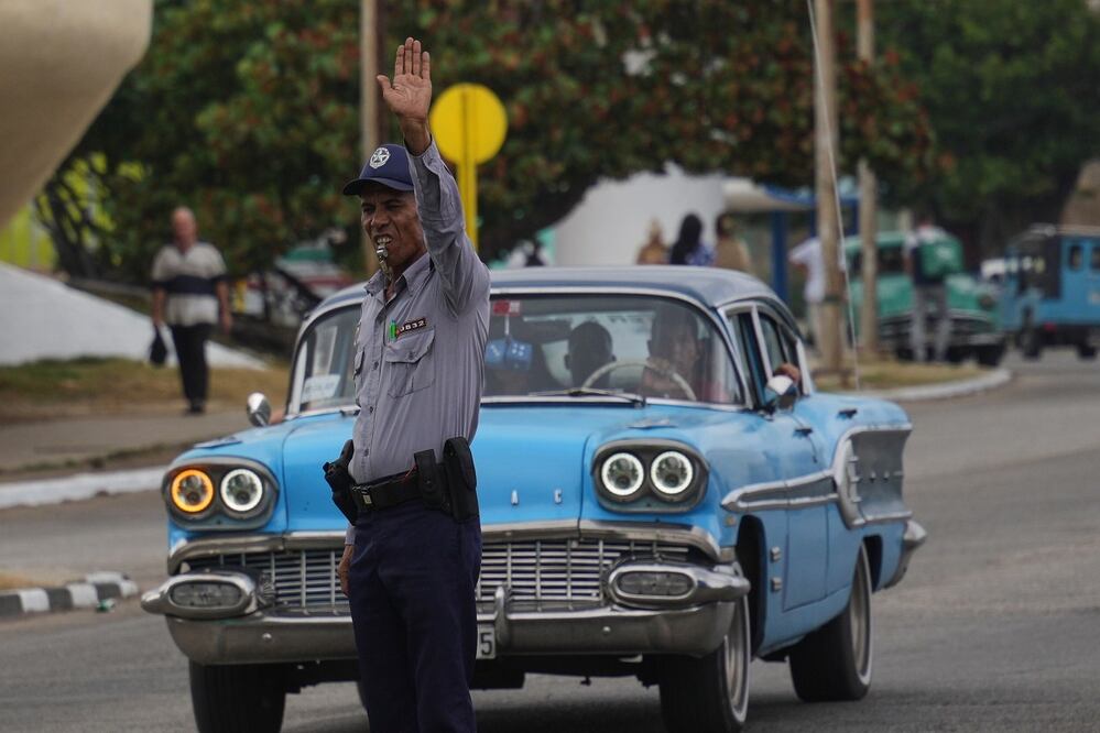 Un policía nacional dirige el tráfico, debido a un apagón en La Habana, Cuba.  FOTO: RAMON ESPINOSA. AP