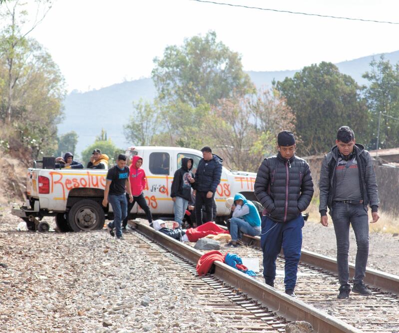 Los estudiantes de la Normal Vasco de Quiroga demandan la destitución de los directivos interinos del plantel, así como la liberación de recursos para la manutención de 500 alumnos. Foto: CHARBELL LUCIO. EL UNIVERSAL