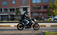 Motocicletas y motonetas deberán usar luces y reflejantes