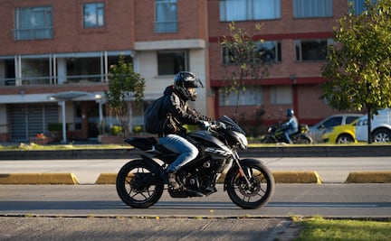 Motocicletas y motonetas deberán usar luces y reflejantes