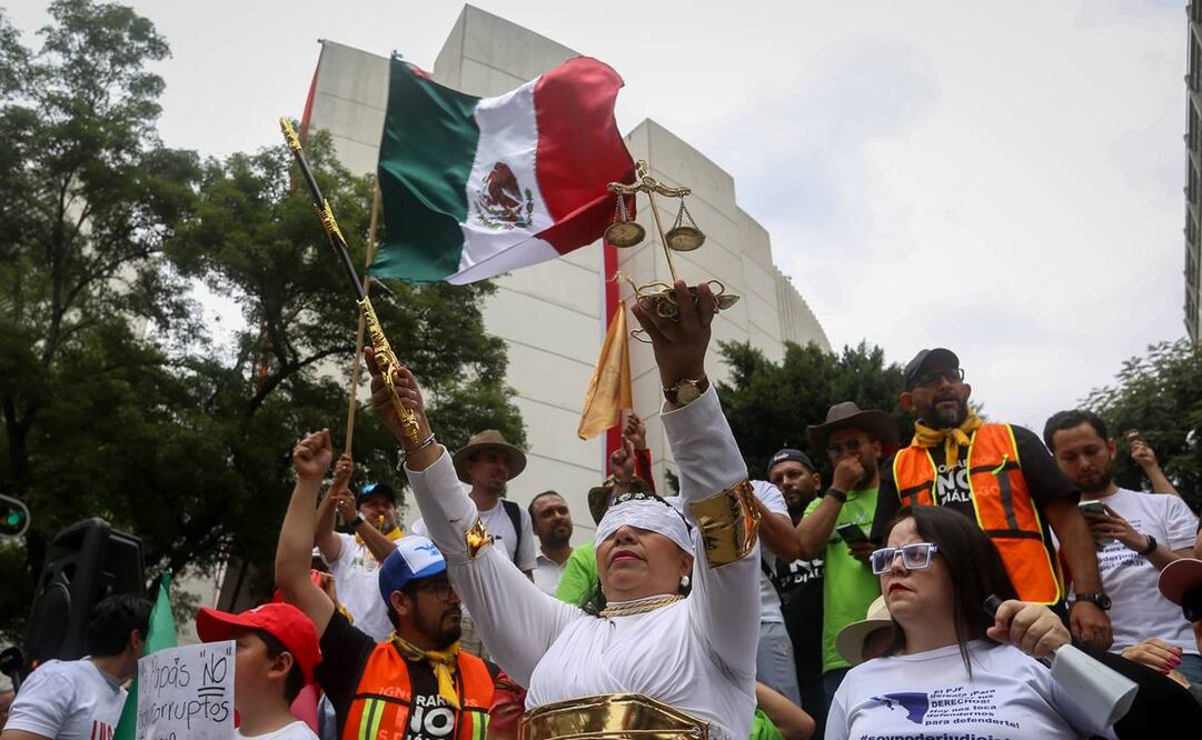 Marcha en apoyo al PJF, en donde cientos de personas se manifiestan contra la reforma del presidente López Obrador. Foto: Luis Camacho / EL UNIVERSAL