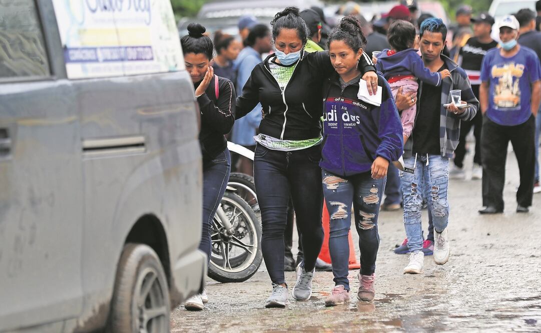 Familiares de reos fallecidos en la cárcel Bellavista, ayer a las afueras de la morgue de Santo Domingo de los Tsáchilas. Foto: José Jácome. EFE