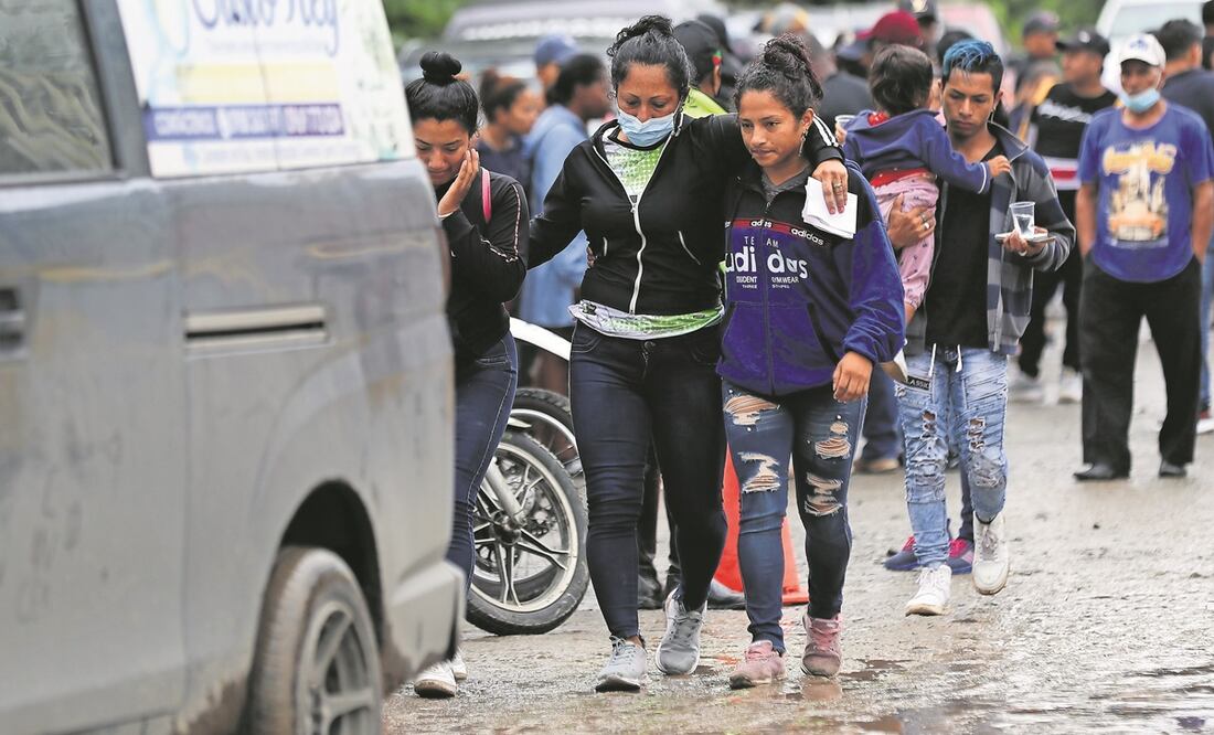 Familiares de reos fallecidos en la cárcel Bellavista, ayer a las afueras de la morgue de Santo Domingo de los Tsáchilas. Foto: José Jácome. EFE