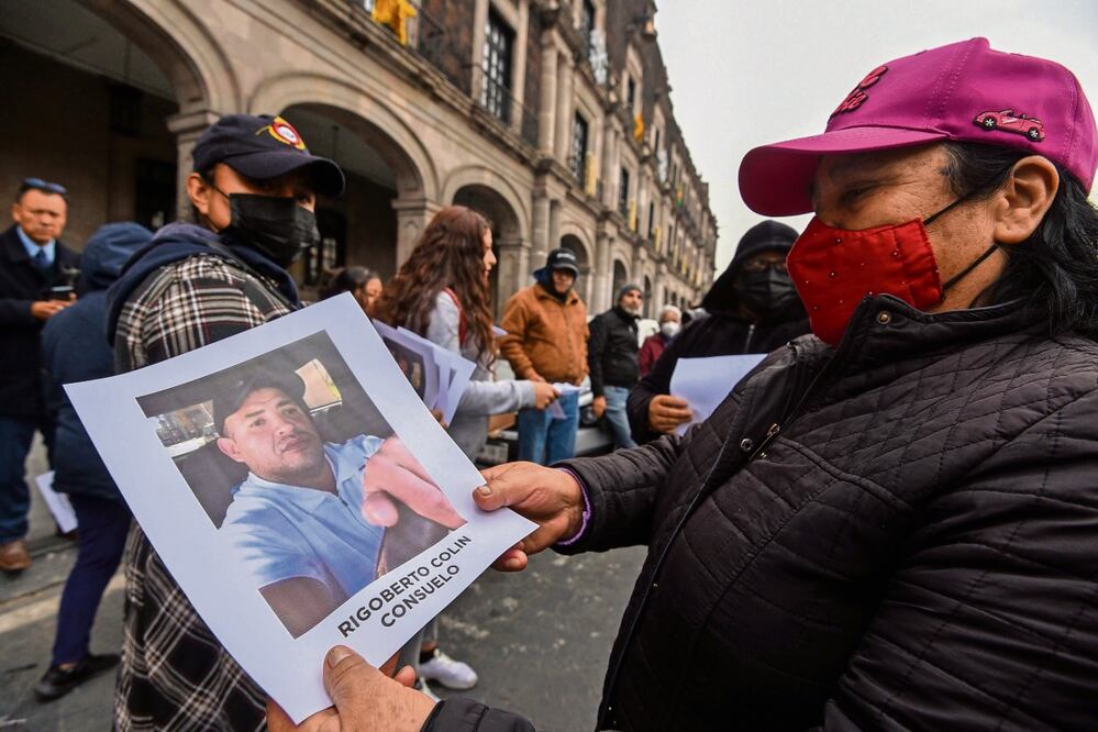 Familiares y amigos de los cuatro polleros protestaron frente al Palacio de Gobierno y exigieron a las autoridades su localización. Foto: Crisanta Espinosa | Cuartoscuro