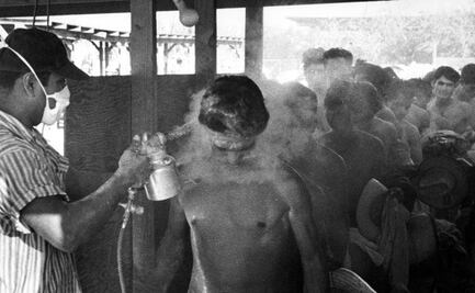 "Un momento atroz"; imágenes sobre la "desinfección" de migrantes mexicanos en EU hace más de 50 años