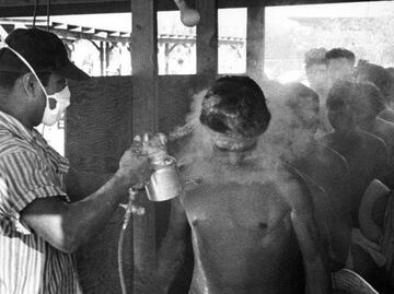 "Un momento atroz"; imágenes sobre la "desinfección" de migrantes mexicanos en EU hace más de 50 años